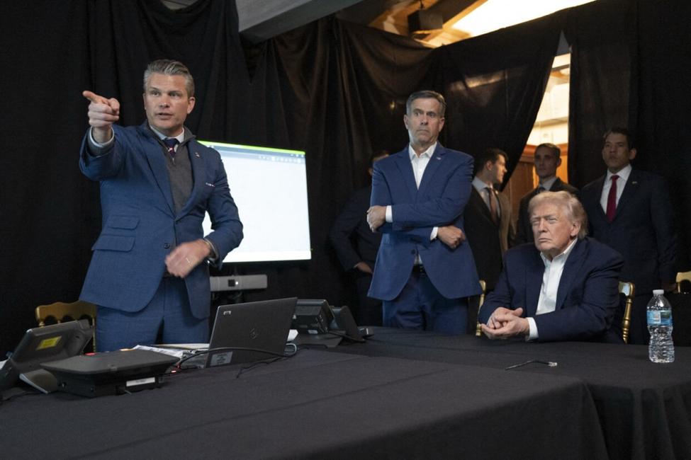 Cette image, publiée sur le compte Facebook « Truth Social » du président américain Donald Trump le 3 janvier 2026, montre, de gauche à droite, le secrétaire à la Défense Pete Hegseth, le directeur de la CIA John Ratcliffe et le président Donald Trump à Mar-a-Lago, à Palm Beach, en Floride, suivant en direct la mission militaire américaine visant à capturer le président vénézuélien Nicolas Maduro le 3 janvier 2026.
