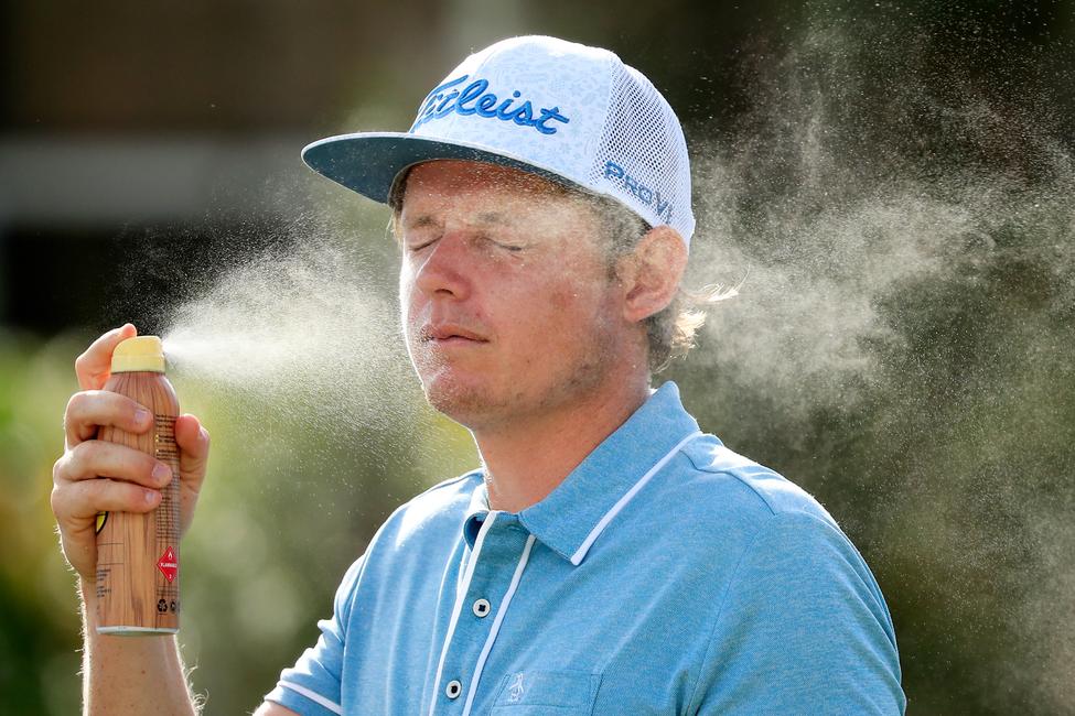 Cameron Smith applique de la crème solaire pendant l'entraînement avant le Sony Open d'Hawaï au Waialae Country Club le 07 janvier 2020 à Honolulu.