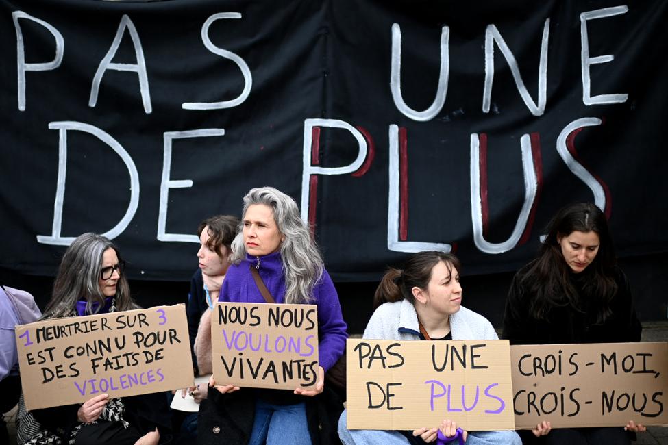 Des manifestants tiennent des pancartes devant une banderole où l’on peut lire « Pas une de plus », lors d’une mobilisation organisée par plusieurs associations féministes en marge d'un procès pour féminicide. (Image d'illustration)