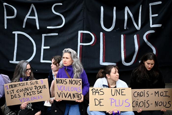Des manifestants tiennent des pancartes devant une banderole où l’on peut lire « Pas une de plus », lors d’une mobilisation organisée par plusieurs associations féministes en marge d'un procès pour féminicide. (Image d'illustration)