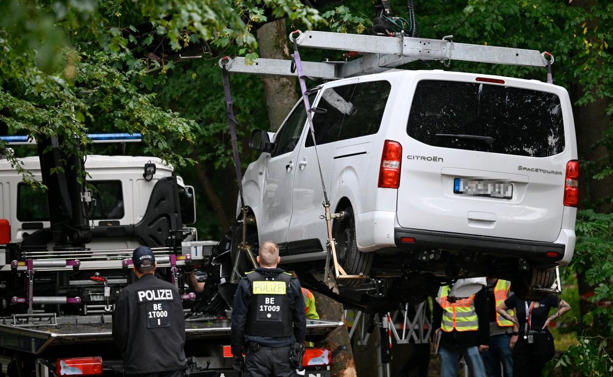 La police berlinoise évacuant le véhicule ayant servi à l'attaque de la gay pride berlinoise