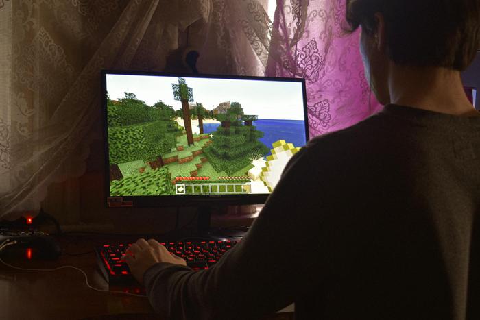 Sorti en 2009, Minecraft est à ce jour le jeu vidéo le plus vendu dans le monde. Il a conquis tous les publics, de 7 à 99 ans.