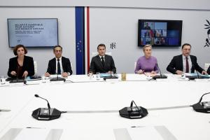 Claire Vernet-Garnier, conseillère du président de la République pour l'industrie, l'innovation et le numérique ; Martin Ajdari, président de l'ARCOM ; Emmanuel Macron, président de la République ; Anne Le Henanff, secrétaire d'État chargée de l'intelligence artificielle ; et Alexis Dutertre, conseiller du président de la République pour l'Europe, participent à une visioconférence au palais de l'Élysée, le 16 avril 2026, consacrée aux initiatives nationales et européennes visant à instaurer une majorité numérique ayant accès aux réseaux sociaux