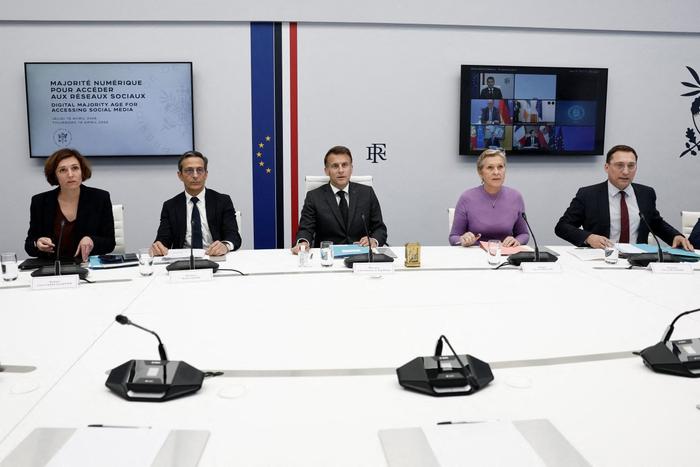 Claire Vernet-Garnier, conseillère du président de la République pour l'industrie, l'innovation et le numérique ; Martin Ajdari, président de l'ARCOM ; Emmanuel Macron, président de la République ; Anne Le Henanff, secrétaire d'État chargée de l'intelligence artificielle ; et Alexis Dutertre, conseiller du président de la République pour l'Europe, participent à une visioconférence au palais de l'Élysée, le 16 avril 2026, consacrée aux initiatives nationales et européennes visant à instaurer une majorité numérique ayant accès aux réseaux sociaux