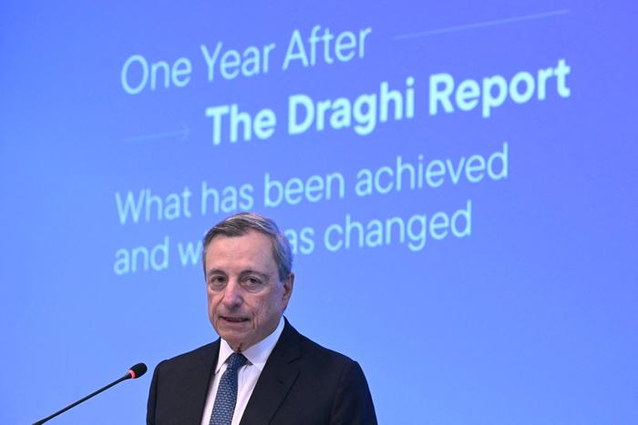 L'économiste italien et ancien président de la Banque centrale européenne (BCE) Mario Draghi donne une conférence de presse pour faire le point sur les progrès réalisés un an après le « rapport Draghi » sur l'avenir de la compétitivité européenne, au siège de l'UE à Bruxelles, le 16 septembre 2025.
