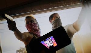 Cette photo d'illustration, prise à Los Angeles le 4 décembre 2023, montre la bande-annonce de Grand Theft Auto VI de Rockstar Games diffusée sur un écran, devant le titre du jeu.