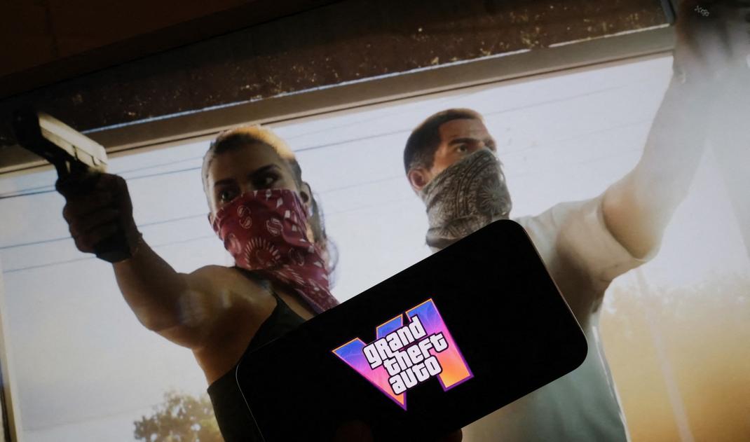 Cette photo d'illustration, prise à Los Angeles le 4 décembre 2023, montre la bande-annonce de Grand Theft Auto VI de Rockstar Games diffusée sur un écran, devant le titre du jeu.