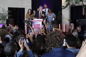 Jean-Luc Mélenchon, leader du parti La France insoumise (LFI), s'adresse à des militants aux côtés de Sophia Chikirou, Sarah Legrain, Antoine Leaument, Sébastien Delogu et Danièle Obono.
