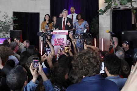 Jean-Luc Mélenchon, leader du parti La France insoumise (LFI), s'adresse à des militants aux côtés de Sophia Chikirou, Sarah Legrain, Antoine Leaument, Sébastien Delogu et Danièle Obono.