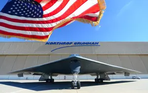 Un bombardier furtif de type B-2, déployé pour mener l’attaque contre le site nucléaire souterrain de Fordo, ici photographié à Palmdale, en Californie, le 17 juillet 2014.