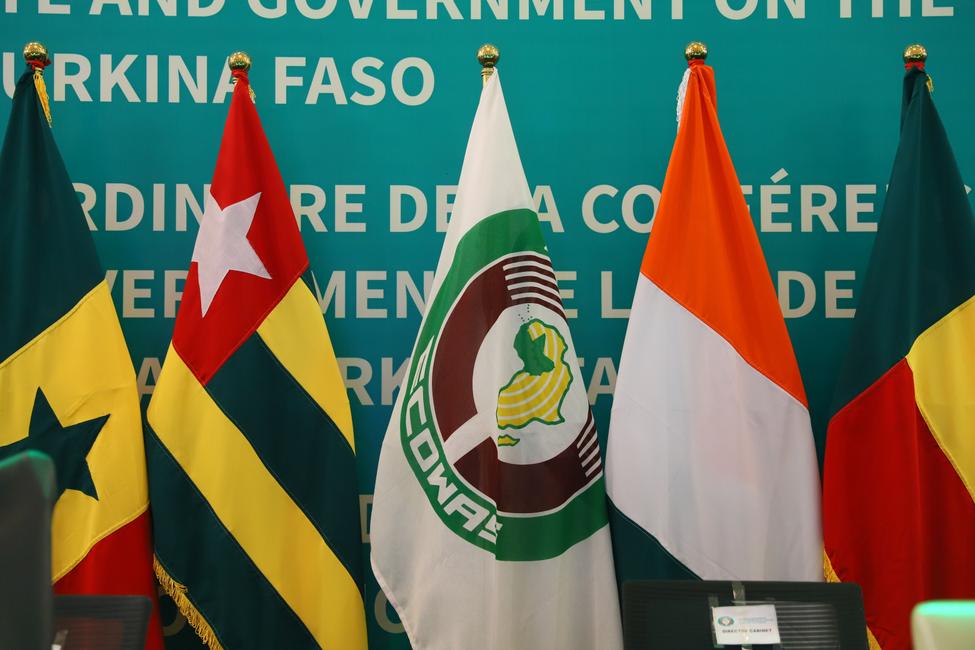 Drapeau de la CEDEAO avec les drapeaux des pays membres