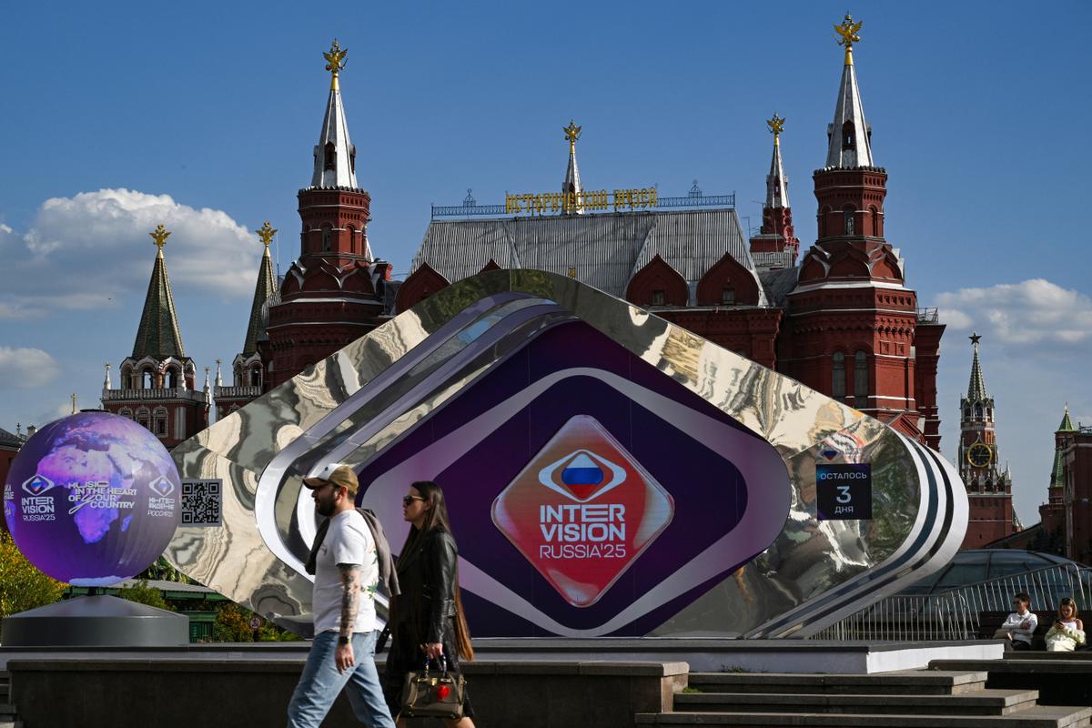 L'horloge du compte à rebours du concours de chanson Intervision sur la place centrale Manezhnaya, à l'extérieur du Kremlin à Moscou, le 17 septembre 2025.