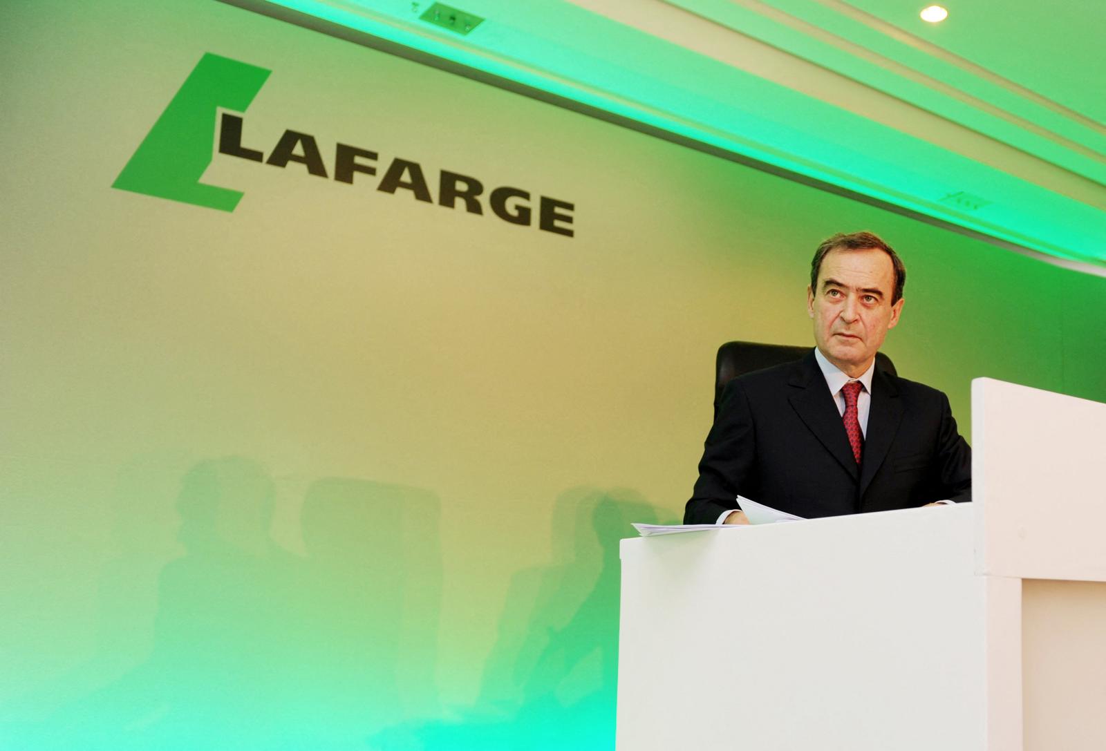 L'ancien directeur général du groupe cimentier français Lafarge, Bruno Lafont, présente les résultats du groupe pour 2014 à Paris lors d'une conférence de presse, le 18 février 2015.