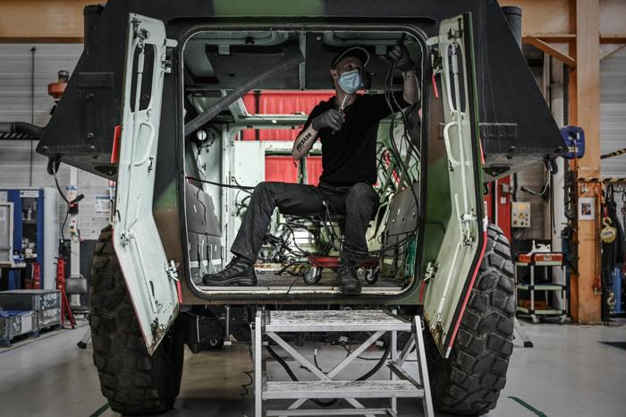 Un employé du service de maintenance des véhicules blindés et militaires d'Arquus, une entreprise française spécialisée dans les véhicules militaires. 18 mai 2021, Limoges