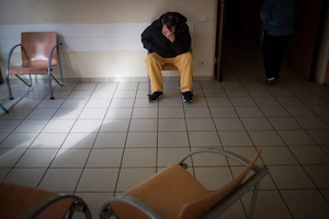 Un patient dans une salle d'attente.