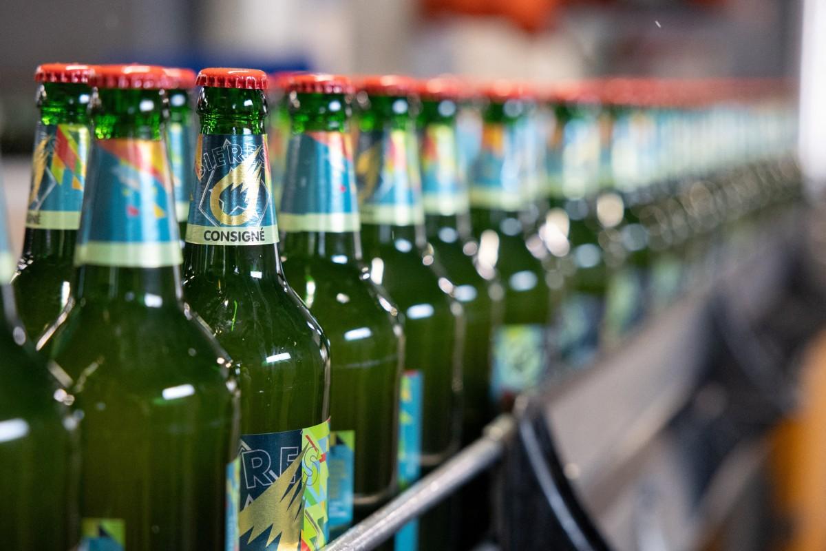 Cette photographie montre une bouteille de bière étiquetée « consignée » à la brasserie Meteor à Hochfelden, le 25 avril 2025.