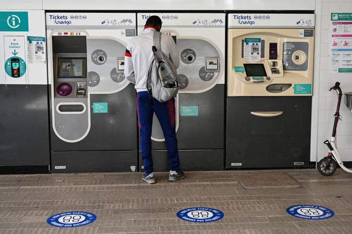 De nombreux usagers du métro parisien se plaignent du manque de clarté du nouveau système de tarification mis en place par la RATP