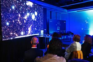 Les autorités et les scientifiques assistent à une conférence simultanée avec les États-Unis, après la révélation des premières images de l’espace profond capturées par l’Observatoire Vera Rubin au Chili, à Santiago, le 23 juin 2025. L’équipe à l’origine de l’Observatoire Vera Rubin, très attendu, a publié ses premières images ce 23 juin 2025, dévoilant des vues saisissantes de régions de formation d’étoiles ainsi que de galaxies lointaines. Fruit de plus de deux décennies de travail, ce télescope géant, financé par la National Science Foundation américaine et le département américain de l’Énergie, est installé au sommet du Cerro Pachón, dans le centre du Chili, où le ciel noir et l’air sec offrent des conditions idéales pour observer le cosmos.