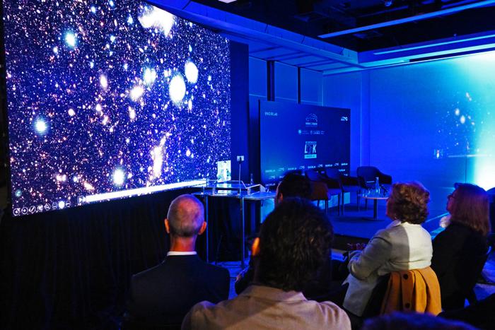 Les autorités et les scientifiques assistent à une conférence simultanée avec les États-Unis, après la révélation des premières images de l’espace profond capturées par l’Observatoire Vera Rubin au Chili, à Santiago, le 23 juin 2025. L’équipe à l’origine de l’Observatoire Vera Rubin, très attendu, a publié ses premières images ce 23 juin 2025, dévoilant des vues saisissantes de régions de formation d’étoiles ainsi que de galaxies lointaines. Fruit de plus de deux décennies de travail, ce télescope géant, financé par la National Science Foundation américaine et le département américain de l’Énergie, est installé au sommet du Cerro Pachón, dans le centre du Chili, où le ciel noir et l’air sec offrent des conditions idéales pour observer le cosmos.