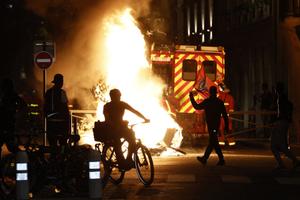 Une intervention des pompiers à la suite d'un incendie volontaire lors de débordements à l'issue de la seconde victoire du PSG en ligue des champions.