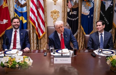 Donald Trump prend la parole aux côtés du secrétaire d'État Marco Rubio et du vice-président JD Vance lors d'une rencontre avec le président argentin Javier Milei à la Maison Blanche à Washington. 