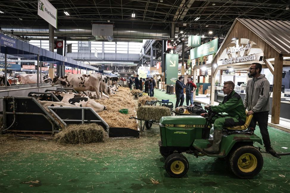 Un agriculteur conduit un tracteur à la veille de l'ouverture de la 61e Foire internationale de l'agriculture à Paris, le 21 février 2025