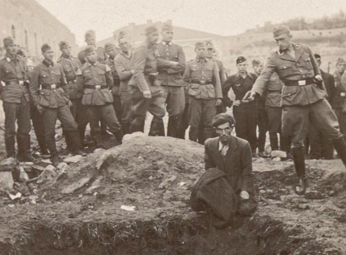 Un historien a enfin découvert l'identité du tireur nazi figurant sur une photographie poignante de l'Holocauste.