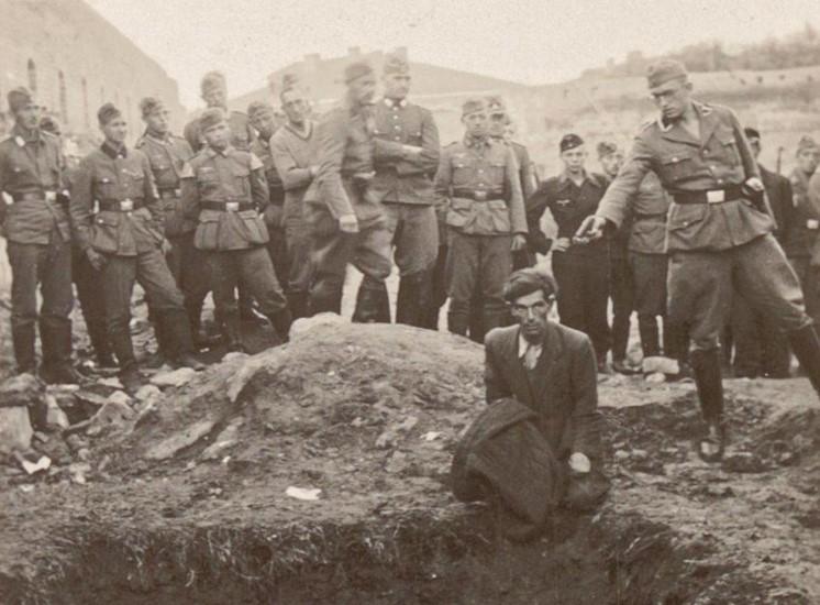 Un historien a enfin découvert l'identité du tireur nazi figurant sur une photographie poignante de l'Holocauste.