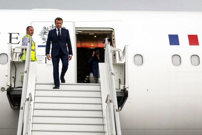 Emmanuel Macron descend d'avion.