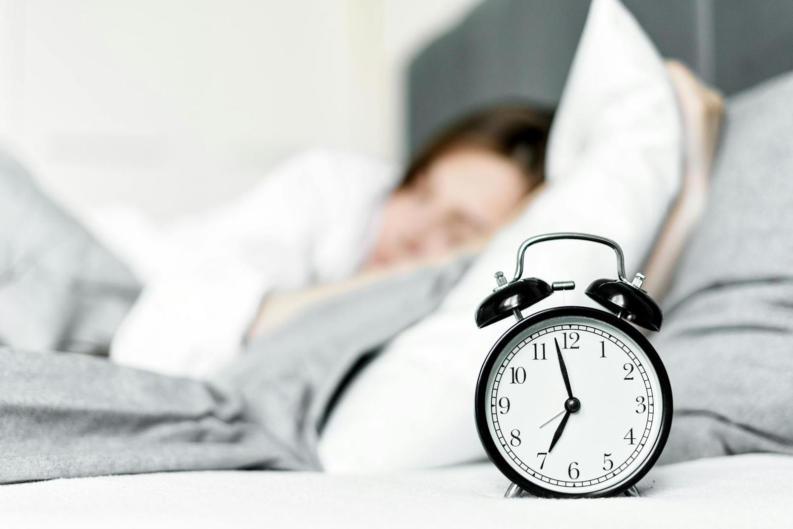 Pour beaucoup, une routine matinale à 5 h du matin est incompatible avec leur biologie et peut nuire à leur santé et à leur productivité.
