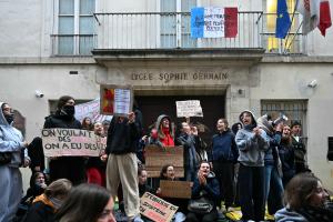 Le 9 octobre 2026, des élèves bloquent l'entrée du lycée Sophie-Germain à Paris, dans le cadre d'un mouvement de protestation national contre les conditions d'apprentissage.