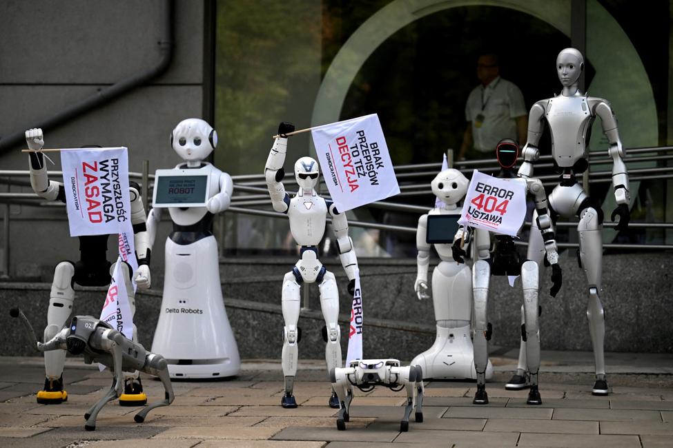 Des robots humanoïdes et quadrupèdes participent à une manifestation à Varsovie le 7 septembre 2026, réclamant la réglementation du développement de l'intelligence artificielle.