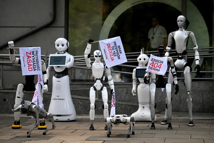 Des robots humanoïdes et quadrupèdes participent à une manifestation à Varsovie le 7 septembre 2026, réclamant la réglementation du développement de l'intelligence artificielle.