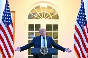 Le président américain Donald Trump prend la parole lors d'un dîner dans la roseraie de la Maison Blanche, à Washington, D.C., le 17 septembre 2026.
