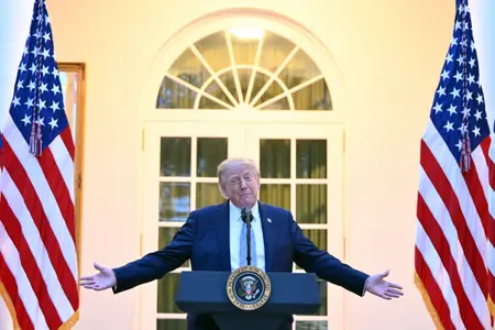 Le président américain Donald Trump prend la parole lors d'un dîner dans la roseraie de la Maison Blanche, à Washington, D.C., le 17 septembre 2026.