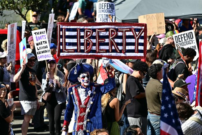 Des manifestants se rassemblent lors de la journée nationale de protestation « No Kings » à Los Angeles, en Californie, le 18 octobre 2025. (Photo de Frederic J. Brown / AFP)