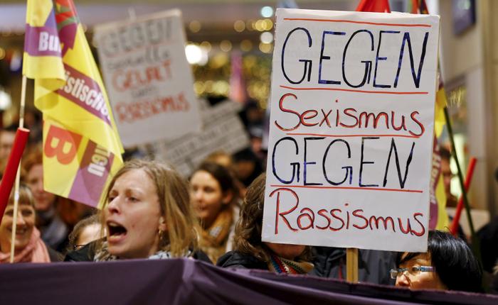 Manifestation à Cologne contre le sexisme et le racisme.