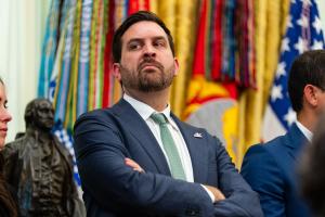 Jordan Bramble, PDG d'Antares Nuclear, écoute attentivement une annonce du président américain Donald Trump concernant l'innovation nucléaire américaine, faite dans le Bureau ovale de la Maison-Blanche le 24 juillet 2026 à Washington, DC. Trump signe plusieurs décrets visant le secteur de l'énergie nucléaire et assouplissant la réglementation relative aux nouveaux réacteurs et aux chaînes d'approvisionnement en combustible nucléaire.