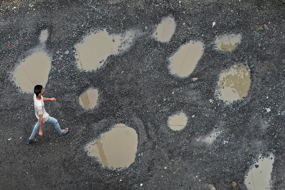 L'asphalte traditionnel est composé d'un mélange de pierres, de sable et d'un liant dérivé du pétrole appelé bitume, qui assure la cohésion de l'ensemble.