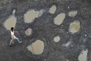 L'asphalte traditionnel est composé d'un mélange de pierres, de sable et d'un liant dérivé du pétrole appelé bitume, qui assure la cohésion de l'ensemble.