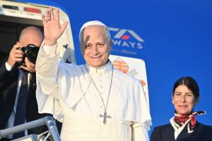 Le pape Léon XIV embarque à l'aéroport de Fiumicino à Rome le 25 septembre 2026 à destination de Paris. Il s'envole pour la France ce vendredi pour la première visite d'État du Vatican dans ce pays européen depuis 18 ans. L'intelligence artificielle et les jeunes croyants figurent parmi les premiers sujets à l'ordre du jour.