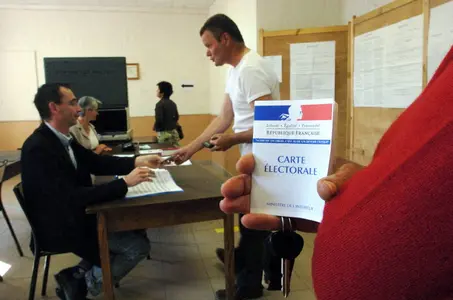 Des électeurs dans un bureau de vote.