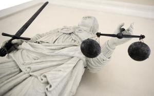 Laxisme : selon Le Robert, c’est la « tendance excessive à la conciliation, à la tolérance (s'oppose à purisme) ».