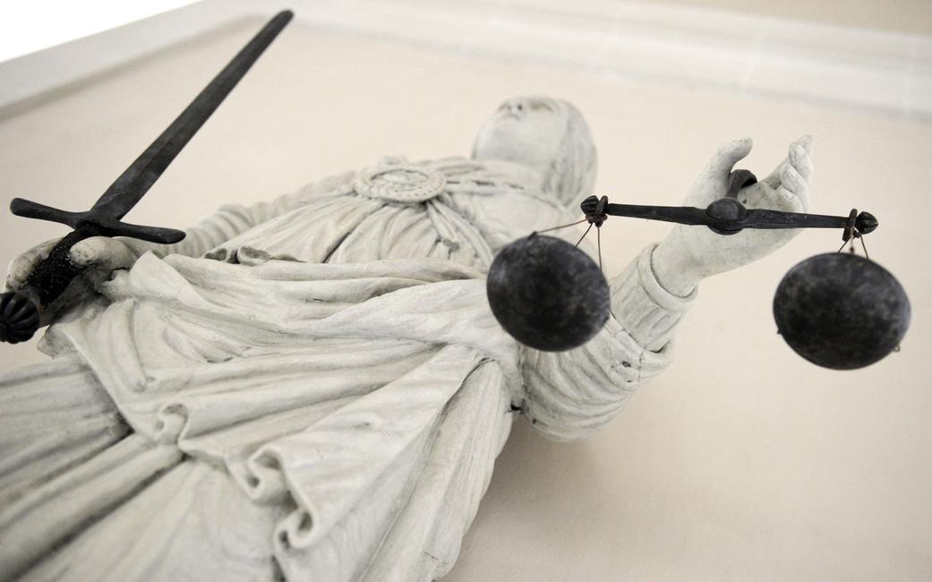 Laxisme : selon Le Robert, c’est la « tendance excessive à la conciliation, à la tolérance (s'oppose à purisme) ».