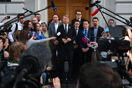 Le 10 août 2026, Nikolaï Rybakov, chef du parti libéral russe Iabloko, s'adresse aux médias devant la Cour suprême à Moscou.