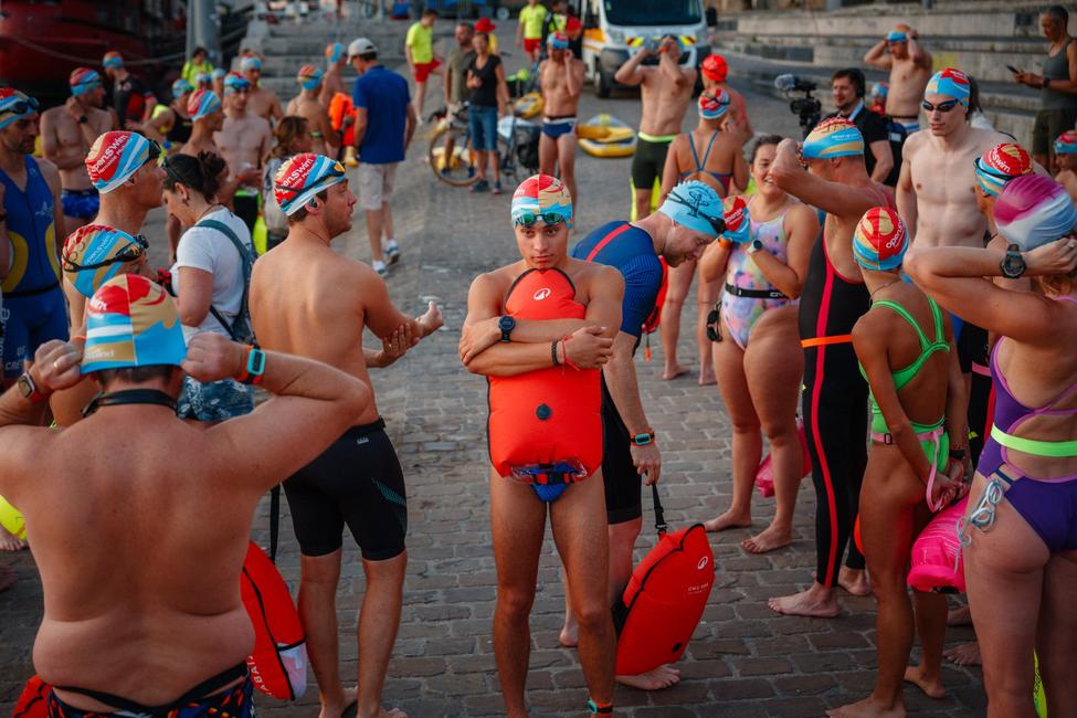 Des concurrents se préparent à participer à une course de natation en eau libre de 8 km sur la Seine lors de la Traversée de Paris à la nage