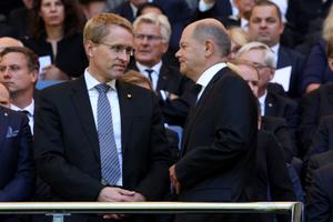 Olaf Scholz (à droite) et le ministre-président du Schleswig-Holstein, Daniel Günther (à gauche), se saluent lors d'une rassemblement, à Hambourg, dans le nord de l'Allemagne. 