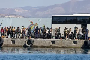 Des migrants secourus en mer au large de l'île grecque de Crète attendent dans le port d'Agia Galini d'être transférés le 6 juillet 2025.