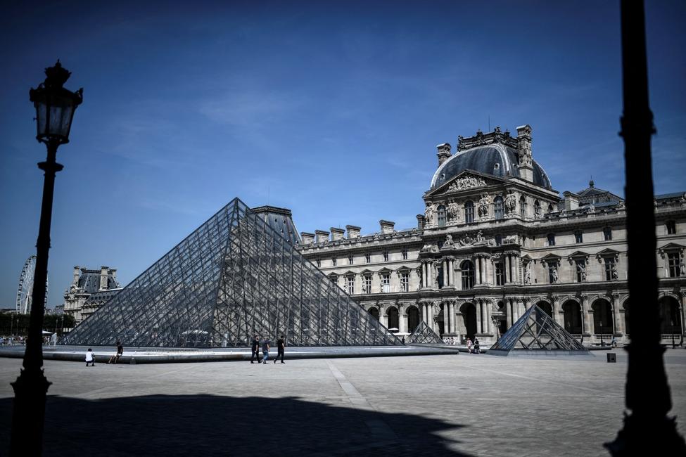 La Pyramide du Louvre, conçue par l'architecte américain Ieoh Ming Pei, le 6 août 2020 à Paris.