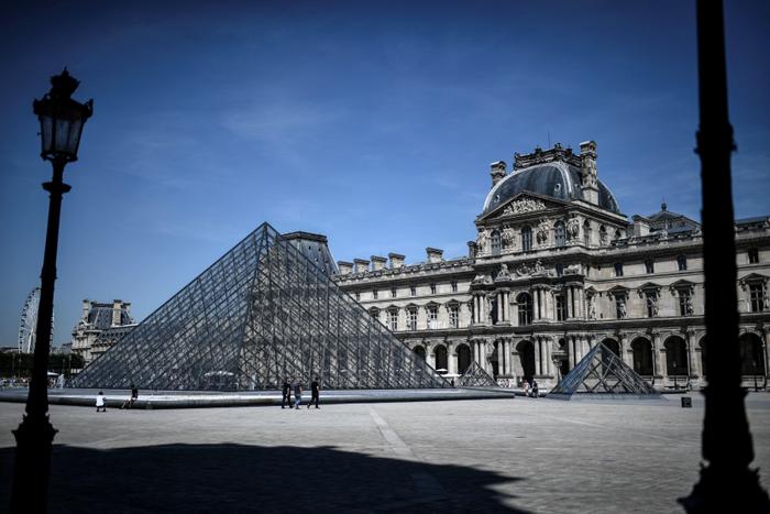 La Pyramide du Louvre, conçue par l'architecte américain Ieoh Ming Pei, le 6 août 2020 à Paris.